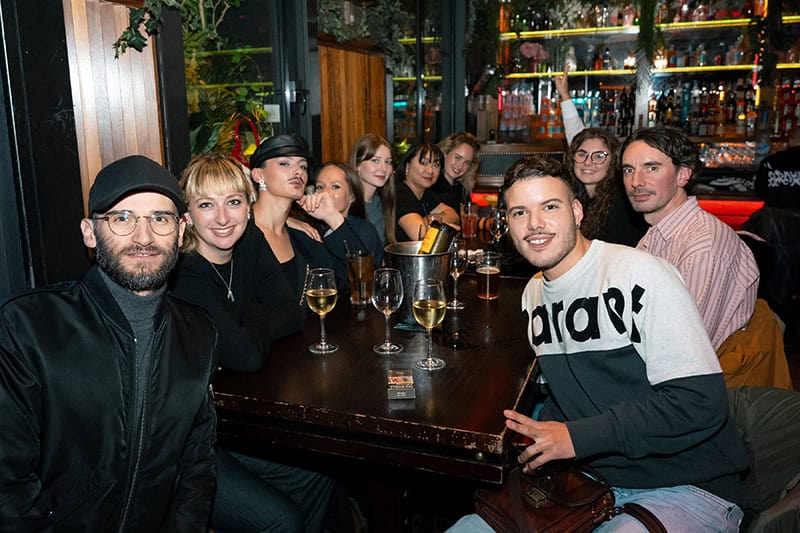 réserver plusieurs tables dans un bar